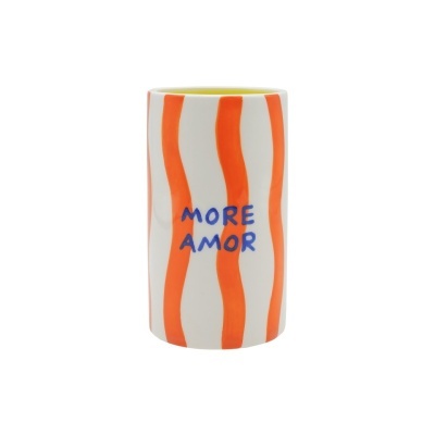 Vaso cerâmico com riscas laranja, texto azul e interior amarelo