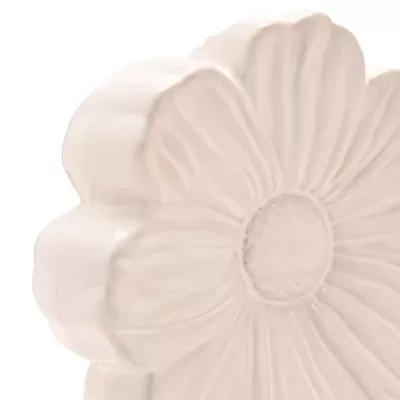 Peça decorativa em forma de flor em cerâmica branca com detalhes em relevo.