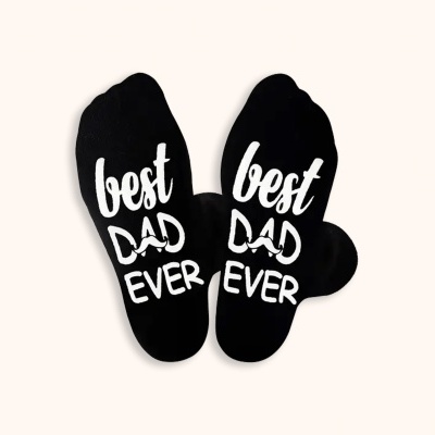 Par de meias pretas com texto branco 'best DAD EVER'