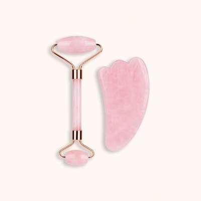 Rolo de jade rosa com suportes metálicos dourados e placa gua sha rosa