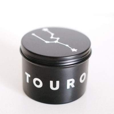 Frasco preto com tampa e palavra TOURO