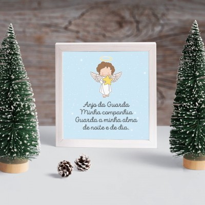 Moldura branca com ilustração de anjo e texto em português, entre duas árvores de Natal e pinhões