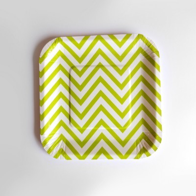 Prato quadrado de papel verde e branco com padrão chevron