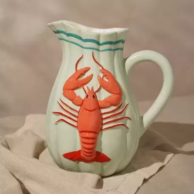 Jarros de cerâmica creme com lagosta coral em relevo e detalhes azuis.
