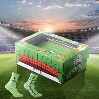 Caixa de presente estilo campo de futebol e meias verdes com padrões de futebol