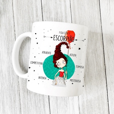 Caneca branca com desenho de mulher e texto sobre Escorpião