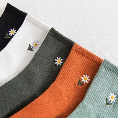 Meias caneladas coloridas com bordado de flor branca