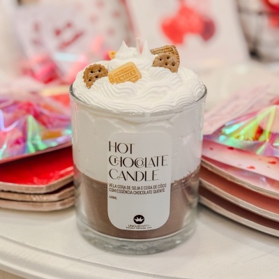 Vela Hot Chocolate Candle em vidro com decoração de chantilly falso e biscoitos
