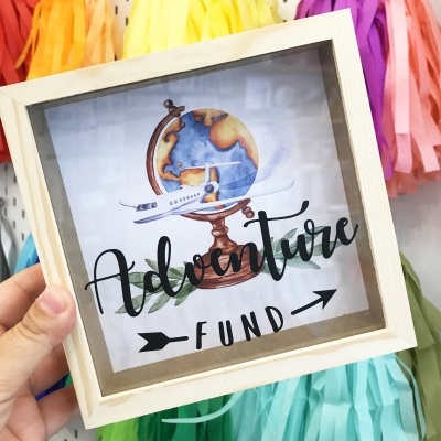 Cofre caixa madeira com vidro e decoração de globo, avião e texto Adventure FUND