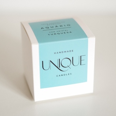 Caixa branca com rótulo azul-turquesa de vela artesanal UNIQUE CANDLES