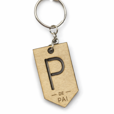 Porta-chaves de madeira clara com letra P preta e texto DE PAI