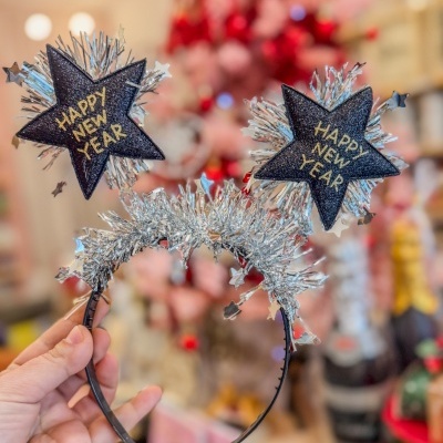 Aro de cabelo com estrelas e decoração prateada com texto HAPPY NEW YEAR