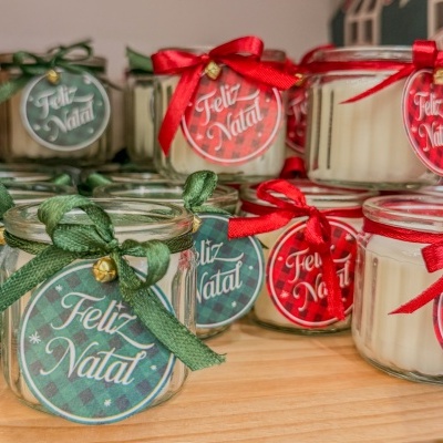 Velas em frascos de vidro com etiquetas natalícias de 