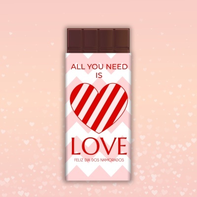 Barra de chocolate com embalagem temática de Dia dos Namorados em fundo rosa com corações