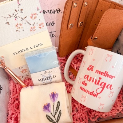 Conjunto de presente feminino com caneca, carteira, bloco de notas floral, sabonete MIRTILO e toalha bordada.