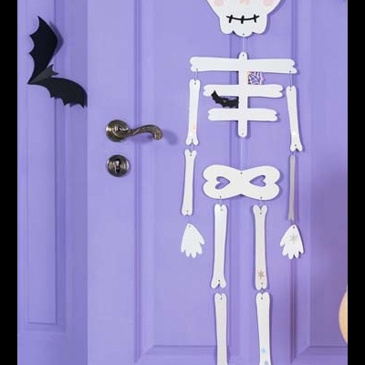 Decoração esqueleto branco em porta lilás com morcegos pretos