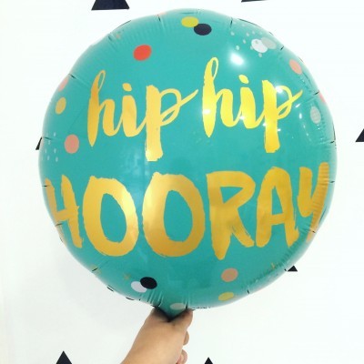 Balão azul turquesa redondo com texto dourado hip hip HOORAY e pontos coloridos