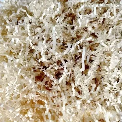 Aparas de papel branco cortadas em tiras finas e enroladas