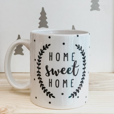 Caneca branca com padrão de pontos pretos e texto 