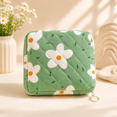Bolsa acolchoada verde com flores brancas