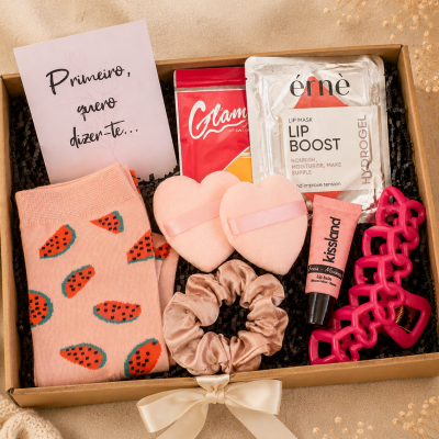Kit presente com meias, esponjas em forma de coração, elástico de cabelo, grampo, bálsamo labial e máscara de lábios