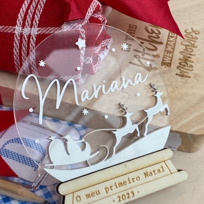Enfeite de Natal acrílico com trenó e renas, nome Mariana e base com inscrição