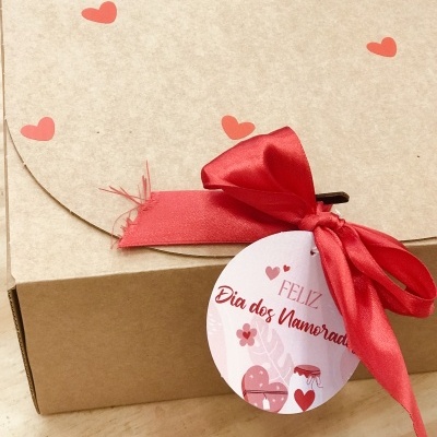 Caixa de cartão com fita vermelha e etiqueta de Dia dos Namorados