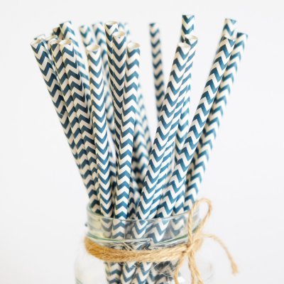 Palhinhas de papel azuis e brancas em frasco de vidro com corda