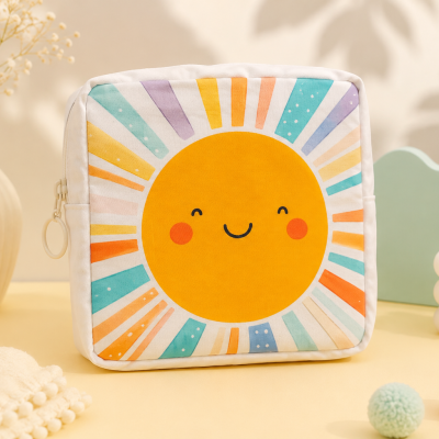 Necessaire branca com desenho colorido de sol sorridente