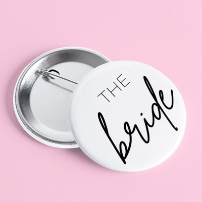 Botão redondo branco com texto preto THE bride sobre fundo rosa