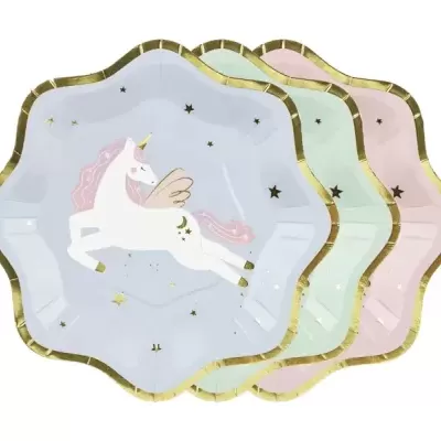 Pratos de papel coloridos com unicórnio e estrelas douradas
