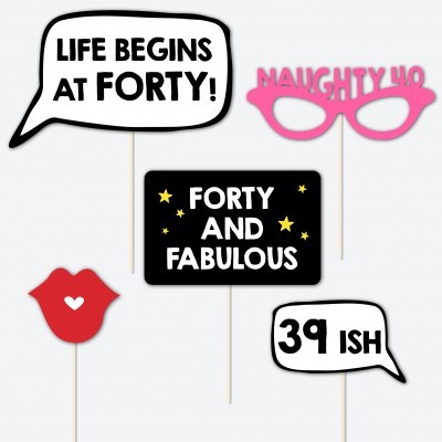 Adereços de festa em papel com frases sobre os quarenta anos