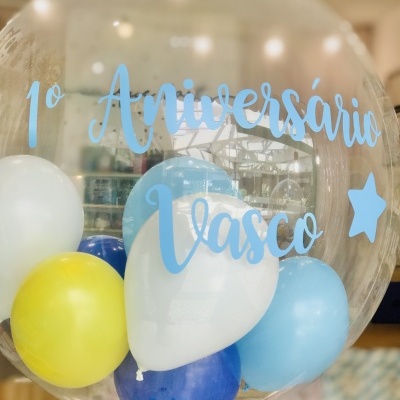 Balão transparente com texto '1º Aniversário Vasco' e balões coloridos dentro
