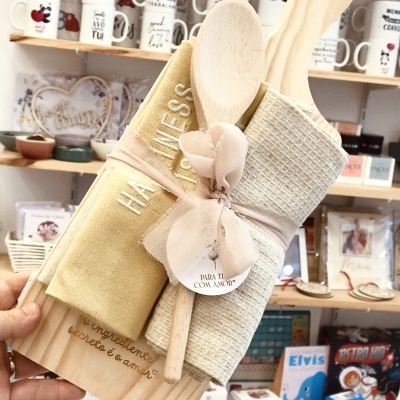 Conjunto de utensílios de cozinha em madeira com tecidos e etiqueta decorativa