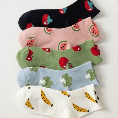 Cinco pares de meias coloridas com padrões de frutas