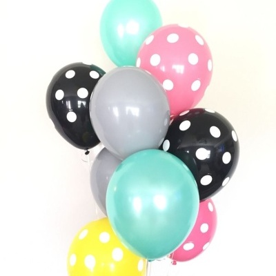 Conjunto de balões coloridos com padrões de bolinhas