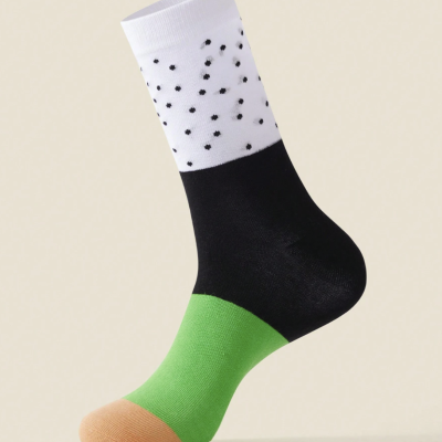 Meia multicolorida com padrão branco, preto, verde e castanho claro