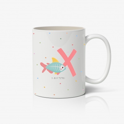 Caneca branca com ilustração de peixe X-Ray Tetra e pontos coloridos