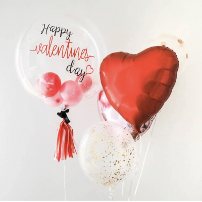 Balões para o Dia dos Namorados com texto e em forma de coração, fundo branco