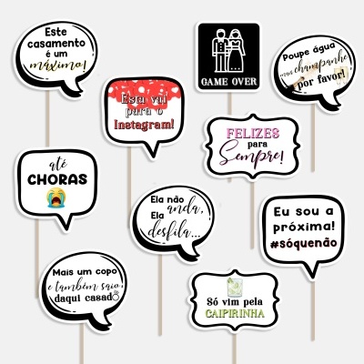 Plaquinhas para festa de casamento com frases engraçadas em português e inglês, em formato de balões de fala.
