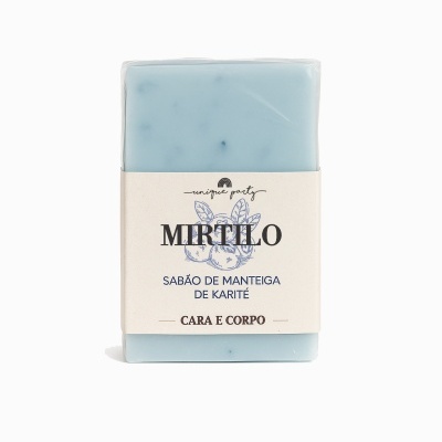 Sabão azul claro com embalagem branca e texto em preto e azul