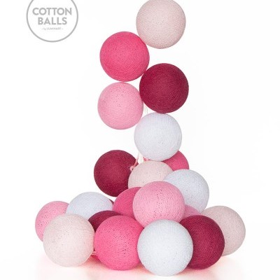 Bolas de algodão coloridas em tons de rosa, vermelho e branco