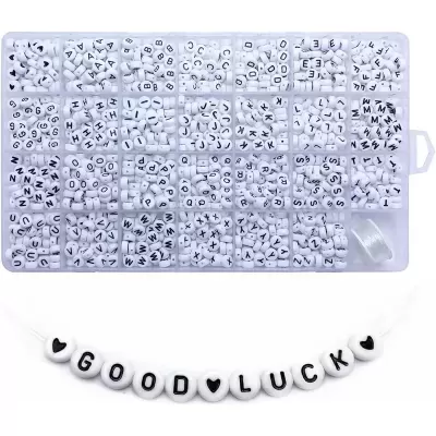 Estojo com contas brancas de letras e palavra GOOD LUCK formada em cordão