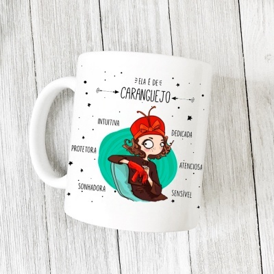 Caneca branca com ilustração e texto relacionado ao signo de caranguejo
