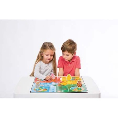 Duas crianças a jogar jogo de tabuleiro colorido de animais sobre mesa branca.