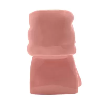 Figura decorativa de cerâmica cor-de-rosa vista de costas