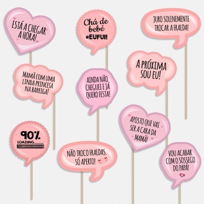 Adereços de papel rosa para chá de bebé com frases divertidas em português sobre fundo branco