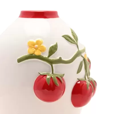 Vaso de cerâmica branca com decoração de morangos e flores em relevo