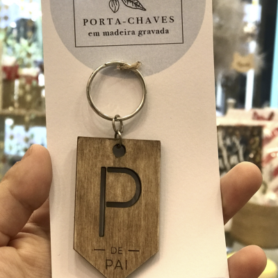 porta-chaves de madeira gravada com a letra P e a inscrição DE PAI