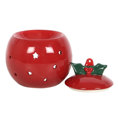 Recipiente vermelho em cerâmica com recortes de estrelas e tampa decorativa com folhas verdes e bagas vermelhas